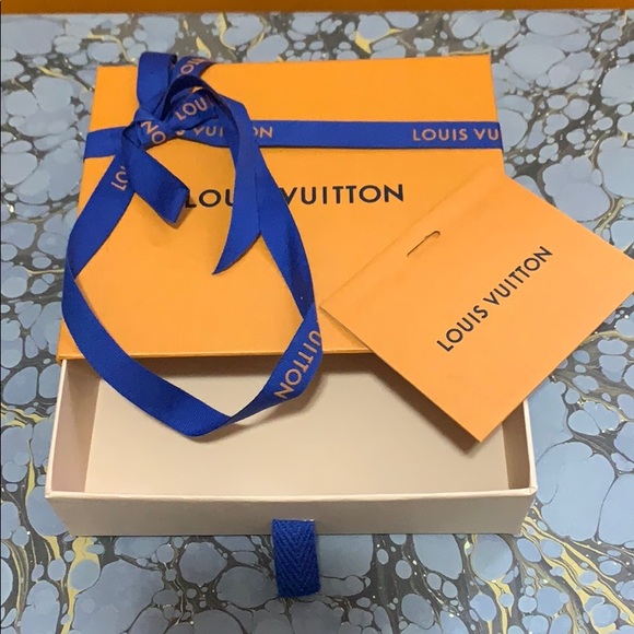 COPY - Louis Vuitton box with ribbon and card